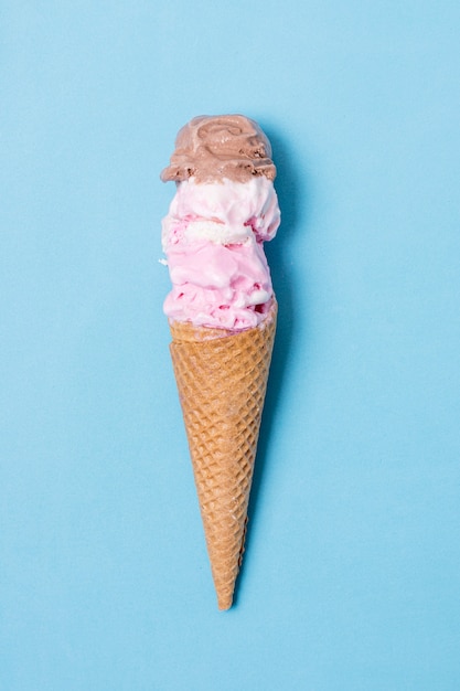 Foto gratuita capas minimalistas de helado y cono marrón