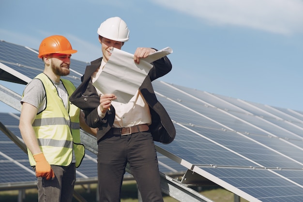 Foto gratuita capataz y empresario en la estación de energía solar.