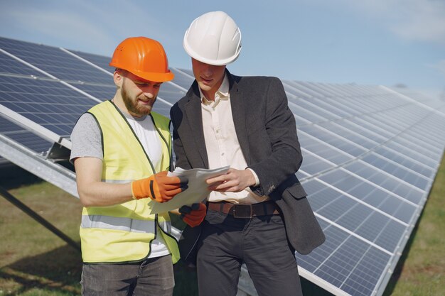 Capataz y empresario en la estación de energía solar.