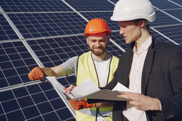 Capataz y empresario en la estación de energía solar.