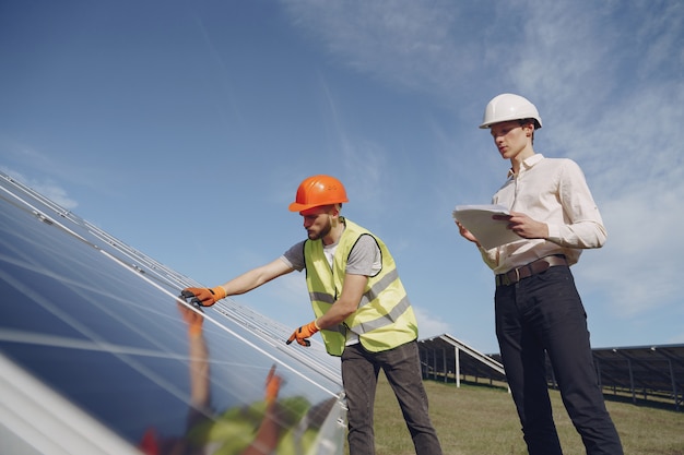 Capataz y empresario en la estación de energía solar.