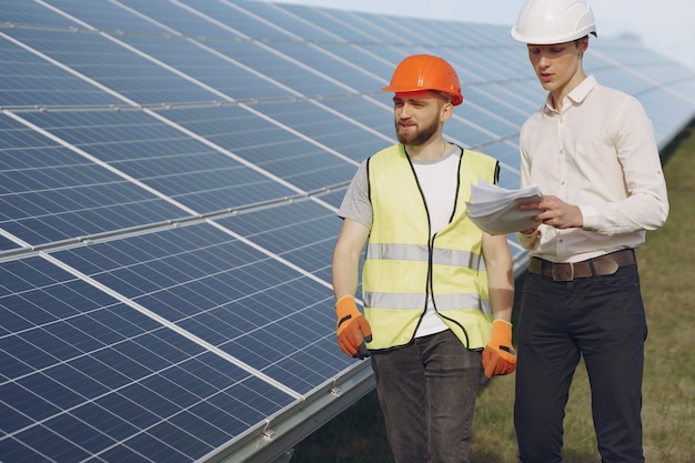 Foto gratuita capataz y empresario en la estación de energía solar.