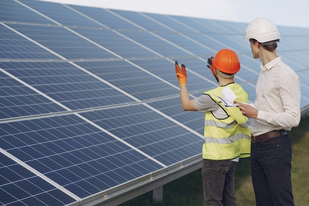 Capataz y empresario en la estación de energía solar.