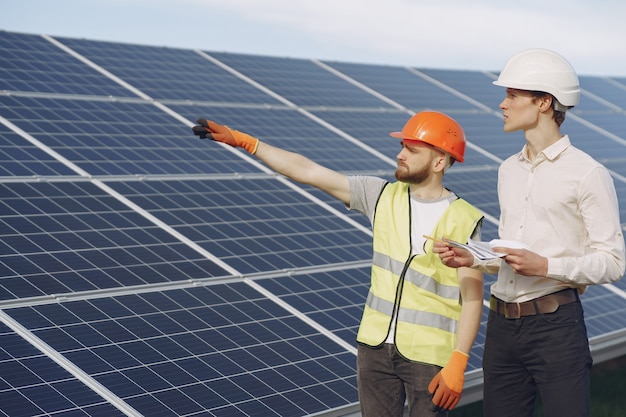 Capataz y empresario en la estación de energía solar.