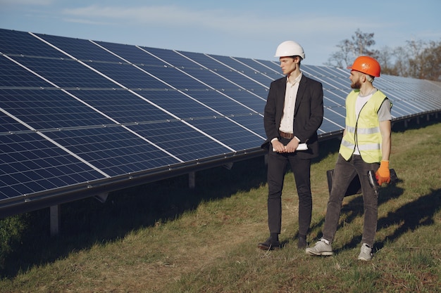 Foto gratuita capataz y empresario en la estación de energía solar.