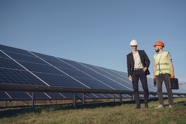 Capataz y empresario en la estación de energía solar.