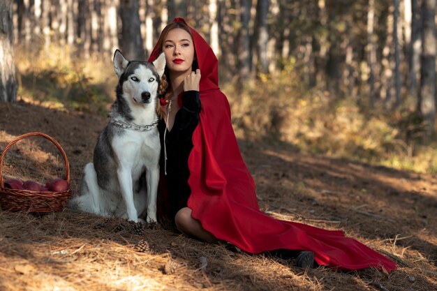 Caperucita roja con adorable husky