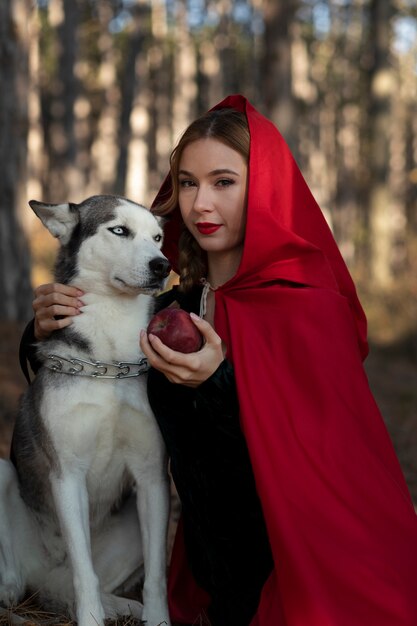 Caperucita roja con adorable husky