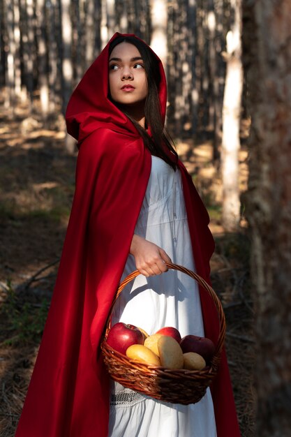 Caperucita roja con canasta de madera con golosinas