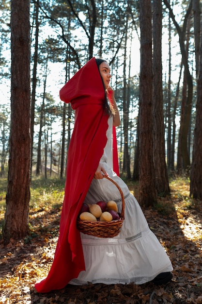 Foto gratuita caperucita roja con canasta de madera con golosinas