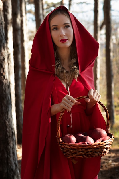 Caperucita roja con canasta de madera con golosinas