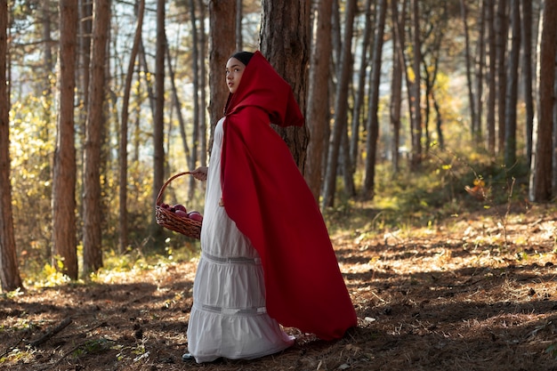 Caperucita roja con canasta de madera con golosinas