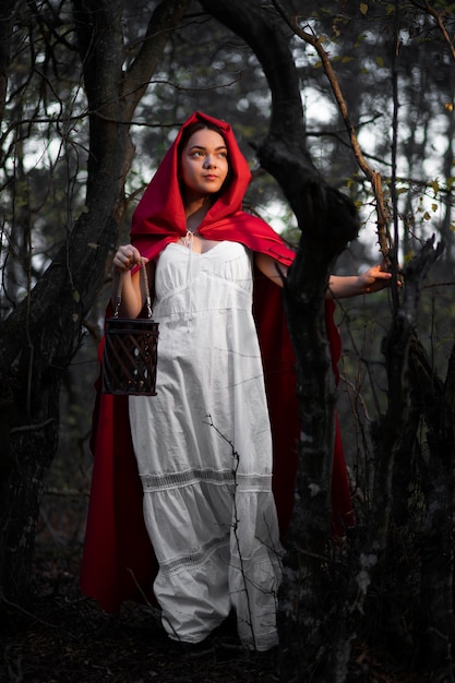 Caperucita roja en el retrato del bosque