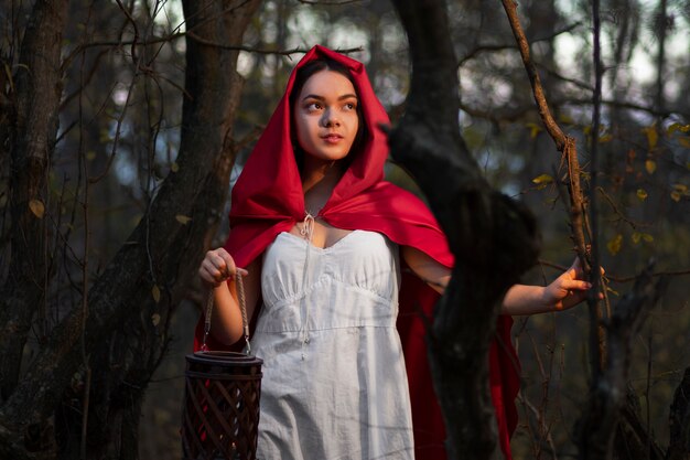 Caperucita roja en el retrato del bosque