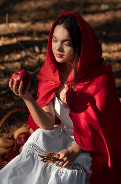 Caperucita roja en el retrato del bosque