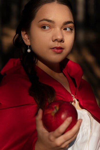 Caperucita roja en el retrato del bosque