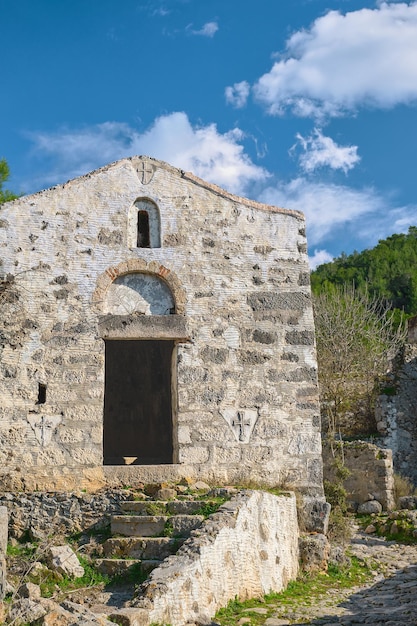 Capilla griega en un pueblo fantasma abandonado cerca de Fethiye en Turquía Sitio de la antigua ciudad griega de Karmilissos del siglo XVIII Temporada de vacaciones de verano de marco vertical