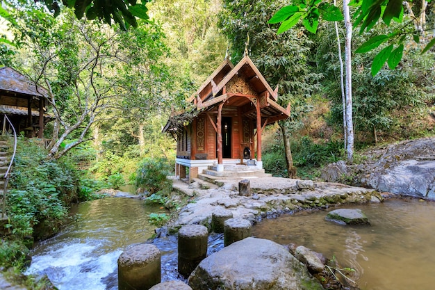 Foto gratuita capilla de midstream en el templo de wat khantha phueksa en la aldea de mae kampong, chiang mai, tailandia