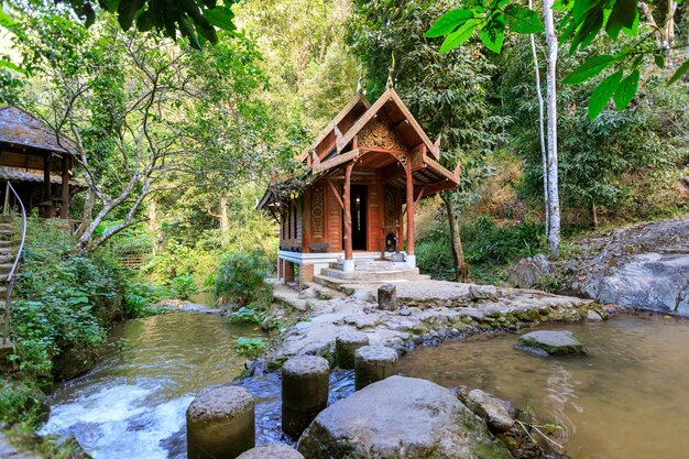 Capilla de Midstream en el templo de Wat Khantha Phueksa en la aldea de Mae Kampong, Chiang Mai, Tailandia