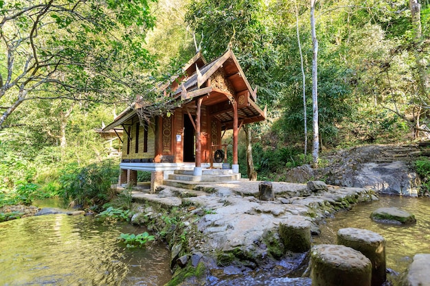 Capilla de Midstream en el templo de Wat Khantha Phueksa en la aldea de Mae Kampong, Chiang Mai, Tailandia