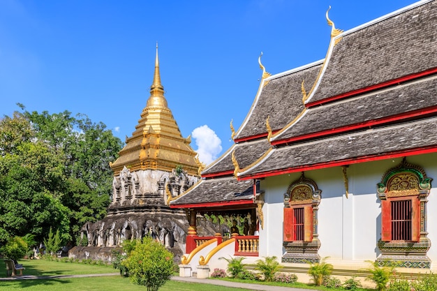 Foto gratuita capilla y pagoda dorada en wat chiang man en chiang mai al norte de tailandia