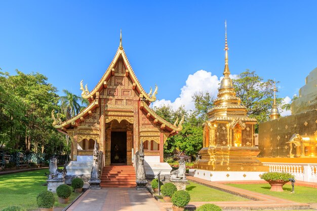 Capilla y pagoda dorada en Wat Phra Singh Woramahawihan en Chiang Mai al norte de Tailandia
