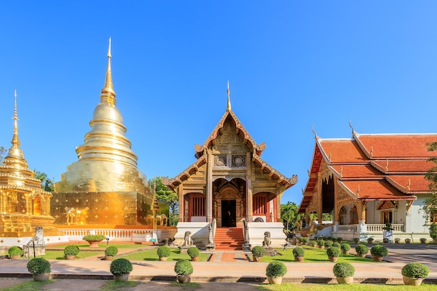 Foto gratuita capilla y pagoda dorada en wat phra singh woramahawihan en chiang mai al norte de tailandia