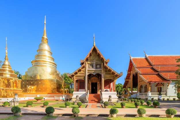 Capilla y pagoda dorada en Wat Phra Singh Woramahawihan en Chiang Mai al norte de Tailandia