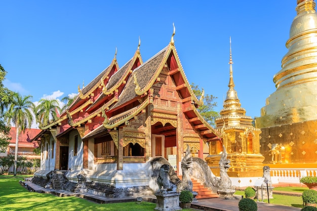 Capilla y pagoda dorada en Wat Phra Singh Woramahawihan en Chiang Mai al norte de Tailandia