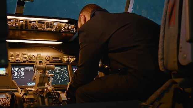 El capitán de la aeronave usa las coordenadas de destino para volar el avión y despegar en el horizonte, pilotando el avión con el panel de control. Salpicadero de avión con mando eléctrico y parabrisas.