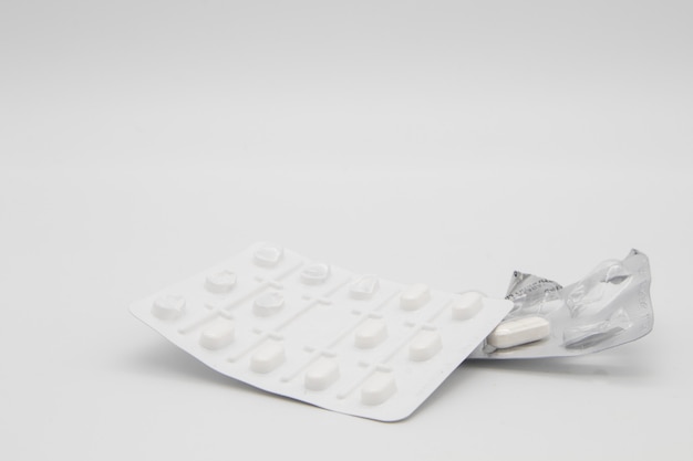 Cápsulas / píldoras / tabletas aisladas contra un fondo blanco.