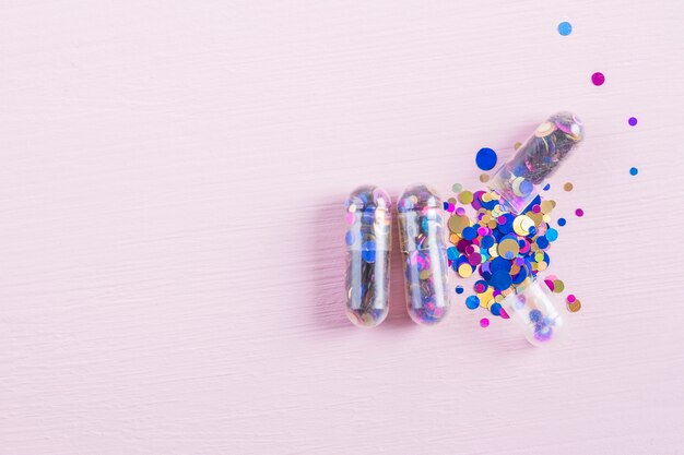 Cápsulas transparentes llenas de confeti colorido