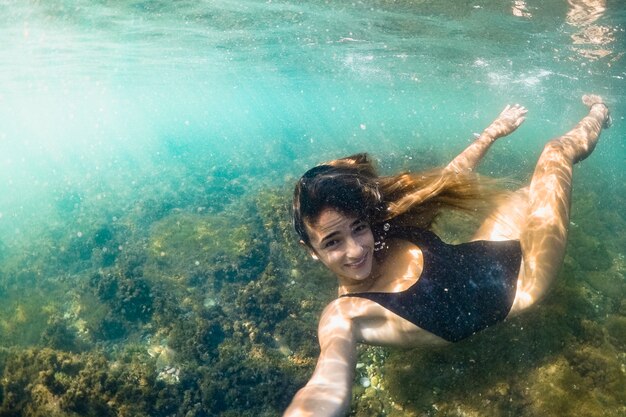 Captura bajo el agua de mujer buceando