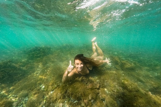 Foto gratuita captura bajo el agua de mujer buceando