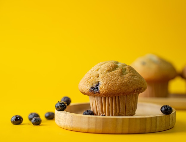 Foto gratuita captura de pantalla de los deliciosos muffins de arándanos aislados en un fondo amarillo