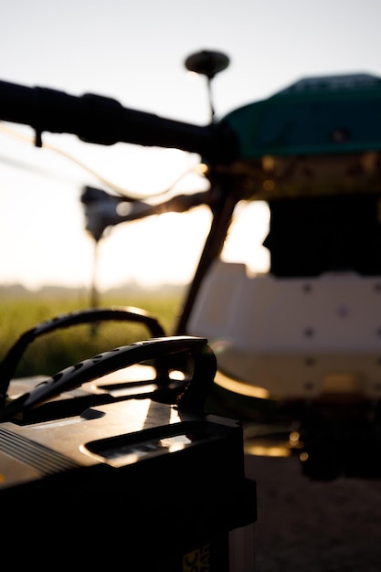 Captura de pantalla de un dron en un campo de arroz durante el día