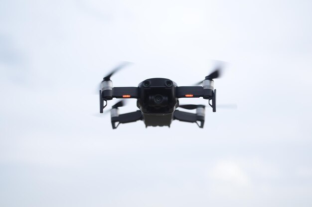 Captura de pantalla de un dron en movimiento durante el día