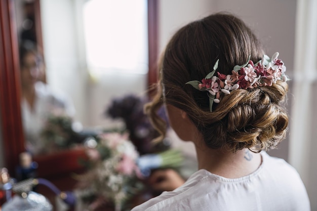 Captura de pantalla de una hermosa novia preparándose para la boda