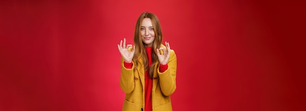 Foto gratuita captura de pantalla de una joven complacida, brillante y feliz que se siente bien y perfecta en un cálido y cómodo amarillo