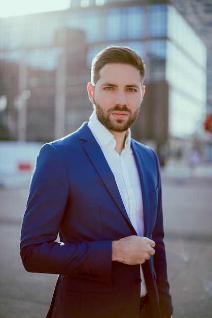 Captura de pantalla de un joven con traje azul