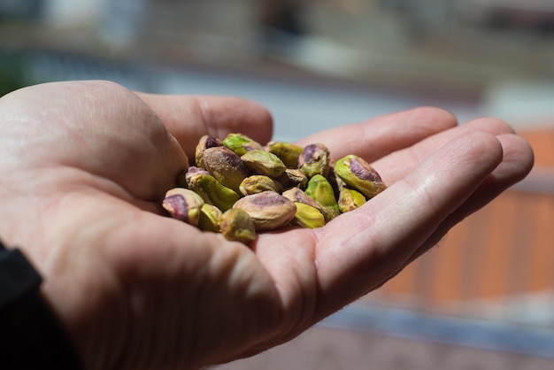 Captura de pantalla de los pistachos pelados en la mano de una persona