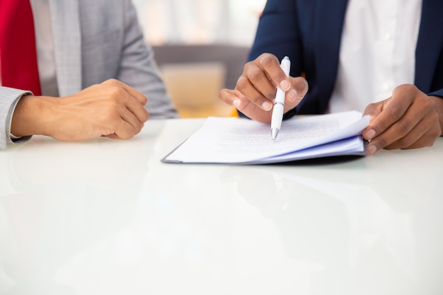 Captura recortada de empresarios leyendo contrato