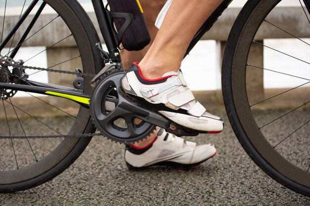 Captura recortada del hombre montando bicicleta