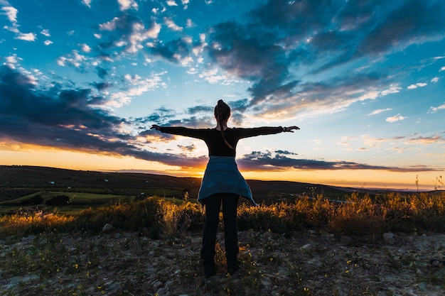 Foto gratuita captura de silueta de una joven excursionista en el campo en españa