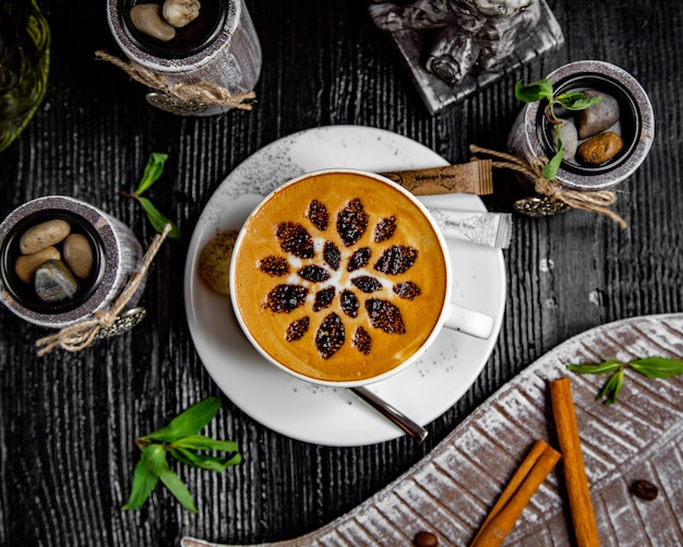 Foto gratuita capuchino con canela y trozos de shokolade