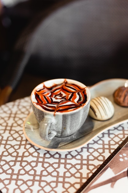 Foto gratuita capuchino clásico de caramelo con galletas