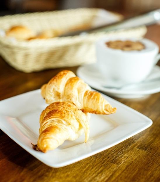 Foto gratuita capuchino y croissant