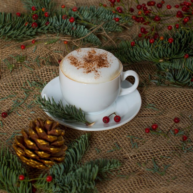 Capuchino fresco en la taza sobre la mesa