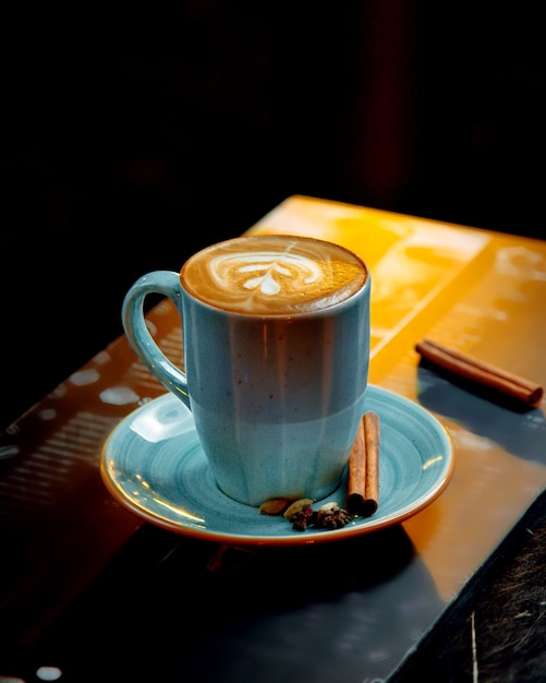 Capuchino servido en taza azul