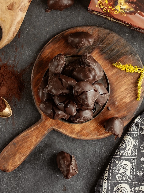 Caqui de chocolate en una bandeja de madera